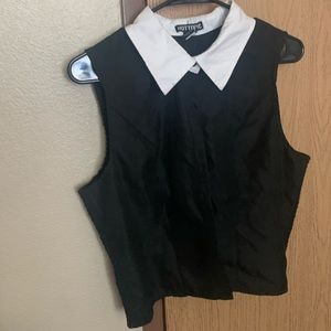 Super cute gothy crop top! never worn, super stretchy sides so could fit a 3xl<3